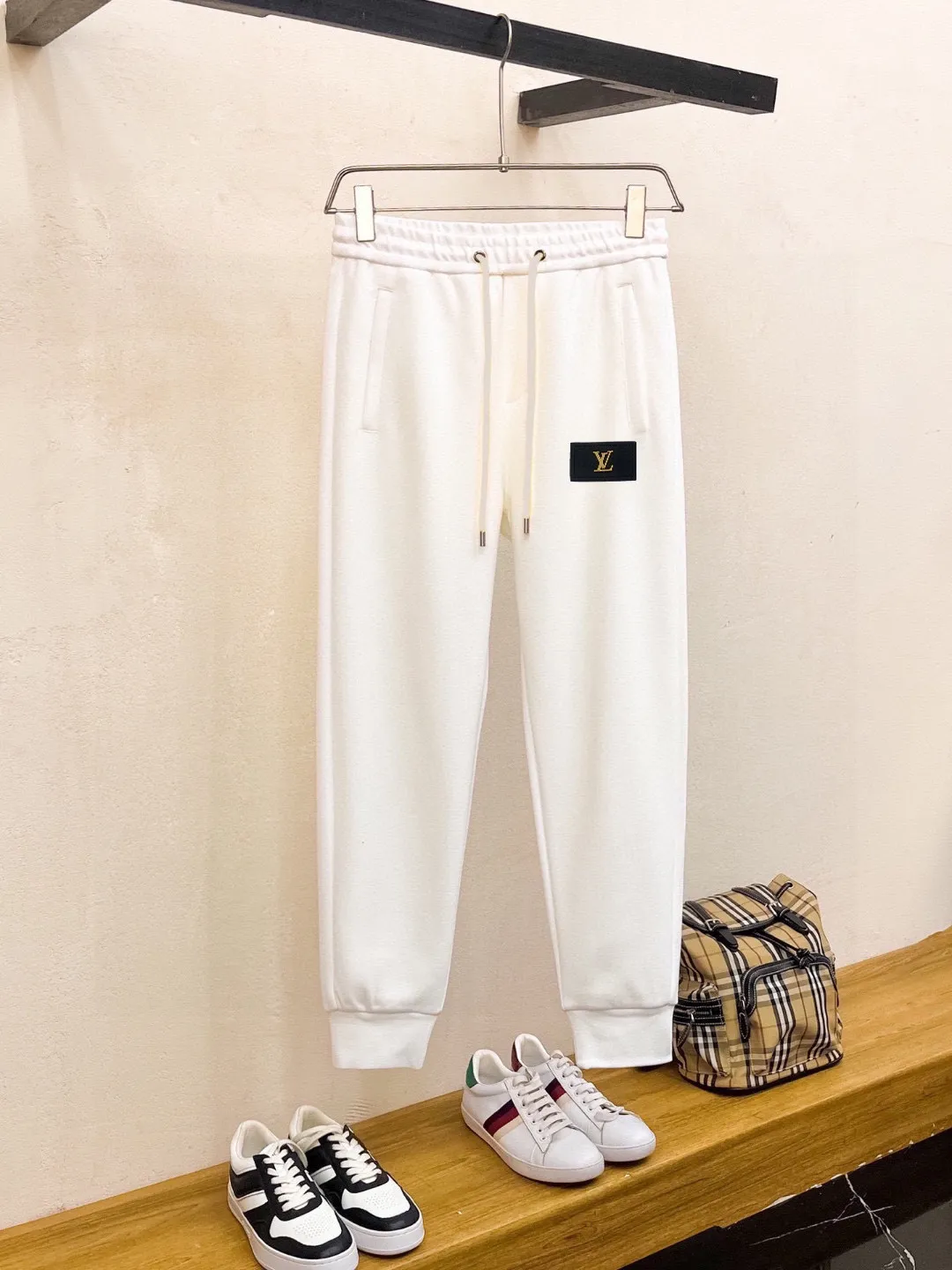 🅿️420 [LV Louis Vuitton] (Fat Man Gospel) hot-selling suit is coming. Focus on the original version of the official website. 2025 new hot-selling cardigan sweater suit. The original order is the best. 🇭🇰The meticulous work of top designers is dedicated to a fitting and perfect upper body effect. All-natural high-quality Roman cotton 100%, close-fitting comfort, noble and elegant! Original hardware embodies elegance and nobility! Counter size: M-5XL (maximum wear up to 220 pounds)